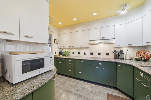 307 SW Woodbury LN, Topeka, KS 66606