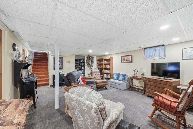 307 SW Woodbury LN, Topeka, KS 66606