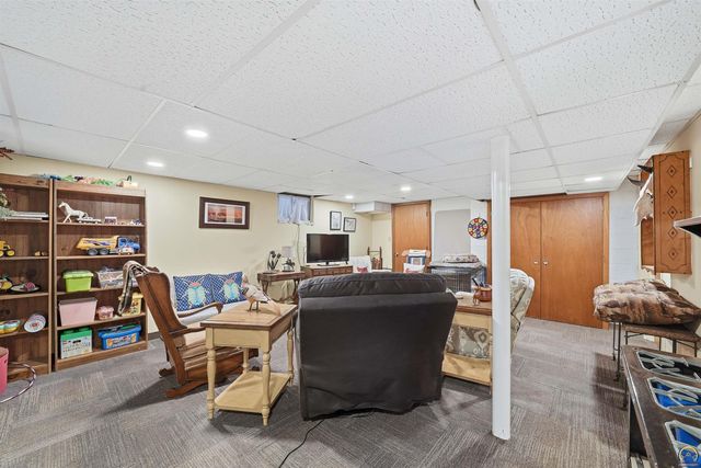 307 SW Woodbury LN, Topeka, KS 66606