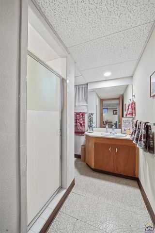 307 SW Woodbury LN, Topeka, KS 66606