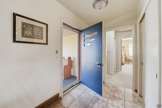 307 SW Woodbury LN, Topeka, KS 66606