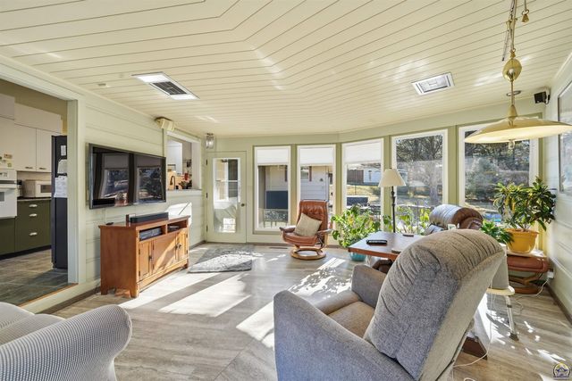 307 SW Woodbury LN, Topeka, KS 66606