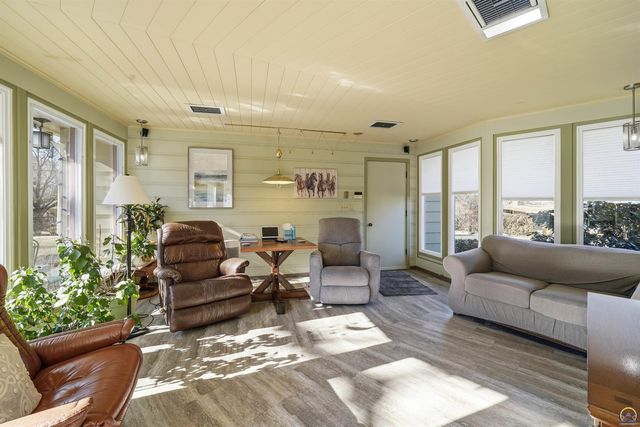 307 SW Woodbury LN, Topeka, KS 66606