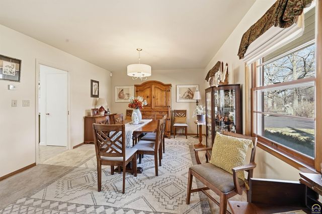 307 SW Woodbury LN, Topeka, KS 66606