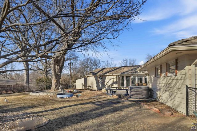 307 SW Woodbury LN, Topeka, KS 66606