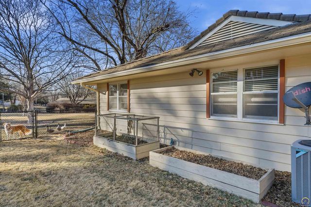 307 SW Woodbury LN, Topeka, KS 66606