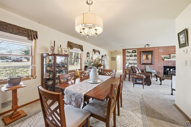 307 SW Woodbury LN, Topeka, KS 66606