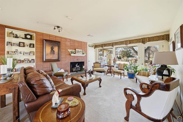 307 SW Woodbury LN, Topeka, KS 66606