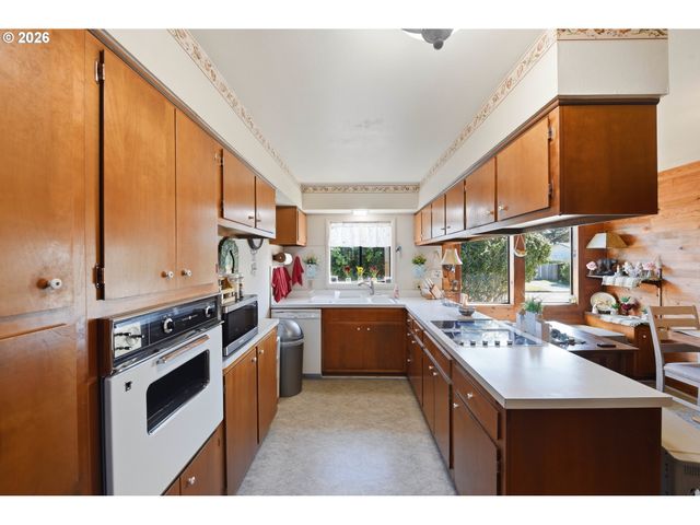 650 FRANKLIN Ave, Bandon, OR 97411