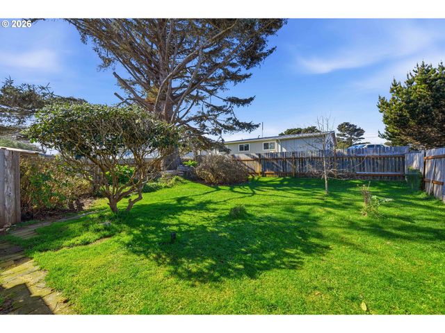 650 FRANKLIN Ave, Bandon, OR 97411