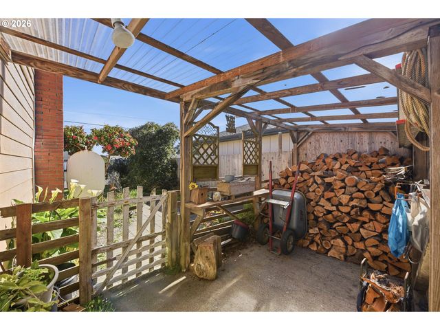 650 FRANKLIN Ave, Bandon, OR 97411