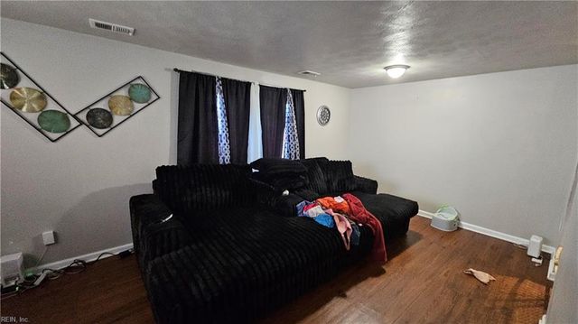 389 Deputy LN E, Newport News, VA 23607