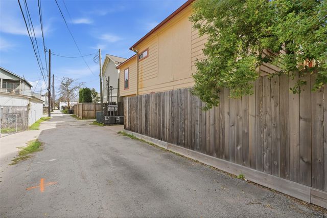 527 Oxford Street C, Houston, TX 77007