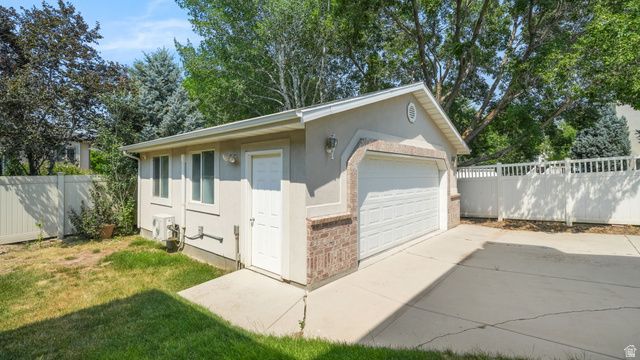 11128 S BARRETT PARK CIR, Sandy, UT 84092