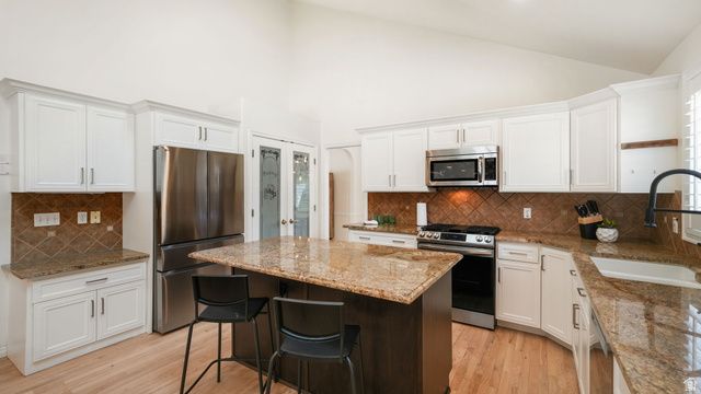 11128 S BARRETT PARK CIR, Sandy, UT 84092