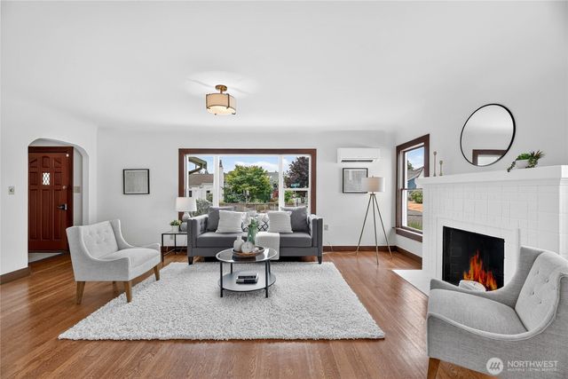 1318 N 76th Street, Seattle, WA 98103