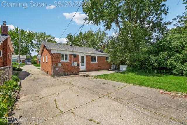 29636 Spoon Avenue, Madison Heights, MI 48071