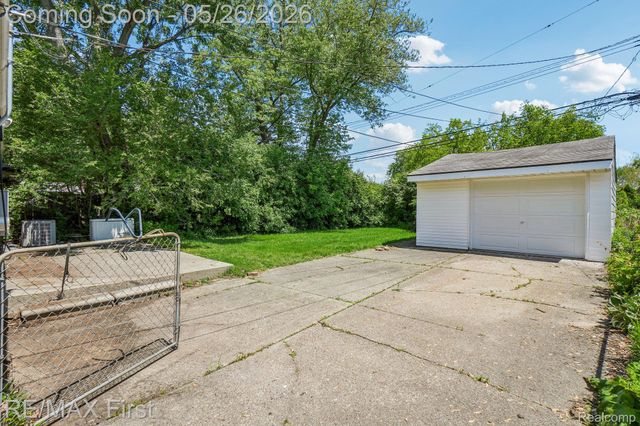 29636 Spoon Avenue, Madison Heights, MI 48071