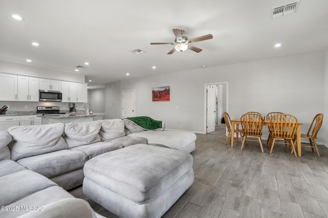 1941 E Greenlee Road, Tucson, AZ 85719