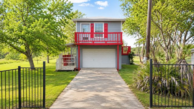 826 Lakeshore Dr S, Bandera, TX 78003