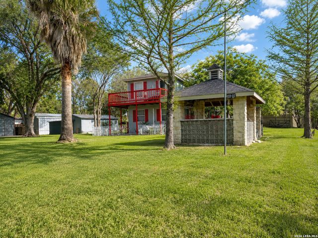 826 Lakeshore Dr S, Bandera, TX 78003