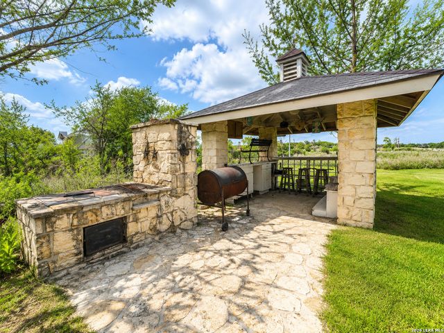 826 Lakeshore Dr S, Bandera, TX 78003