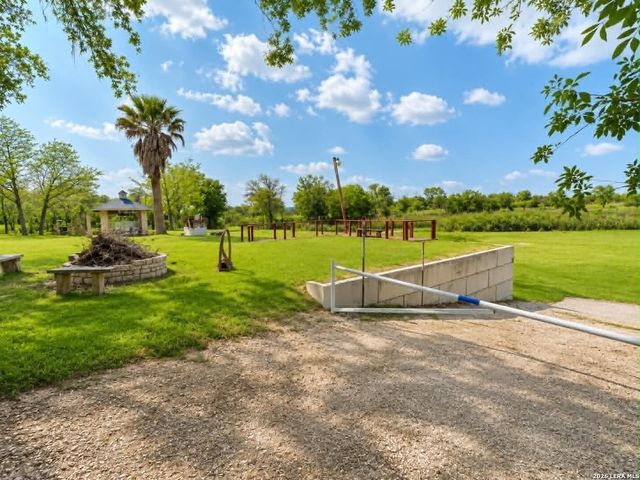 826 Lakeshore Dr S, Bandera, TX 78003