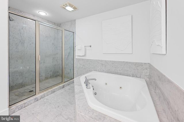 2772 LIGHTHOUSE PT E #211, Baltimore, MD 21224