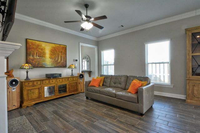 6151 Lake Edge Dr, Baton Rouge, LA 70820