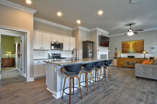 6151 Lake Edge Dr, Baton Rouge, LA 70820