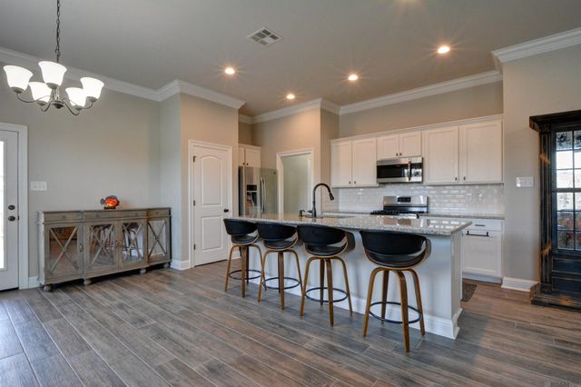 6151 Lake Edge Dr, Baton Rouge, LA 70820