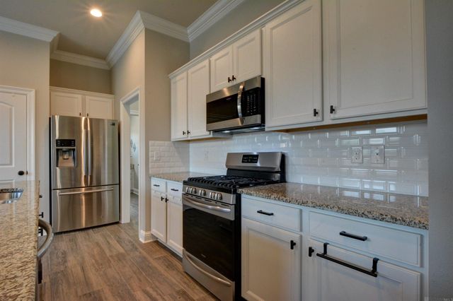 6151 Lake Edge Dr, Baton Rouge, LA 70820