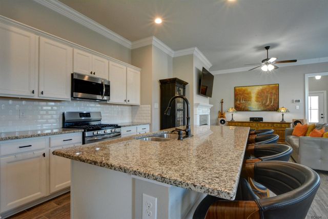 6151 Lake Edge Dr, Baton Rouge, LA 70820