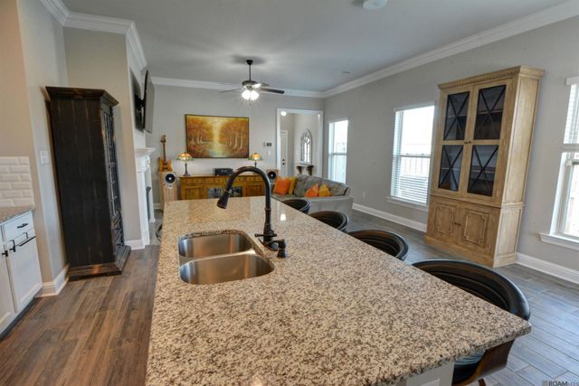 6151 Lake Edge Dr, Baton Rouge, LA 70820