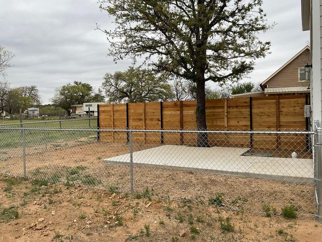 1220 Nora LN, Kingsland, TX 78639