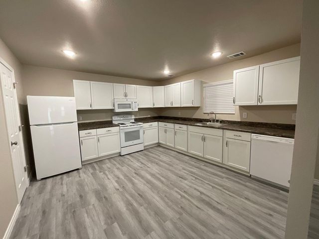 1220 Nora LN, Kingsland, TX 78639