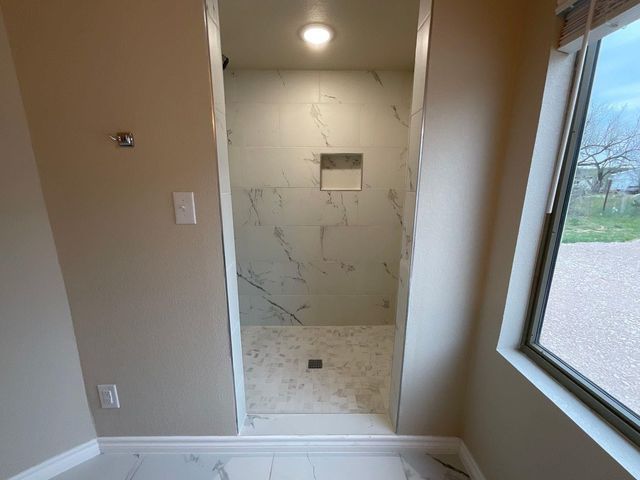 1220 Nora LN, Kingsland, TX 78639