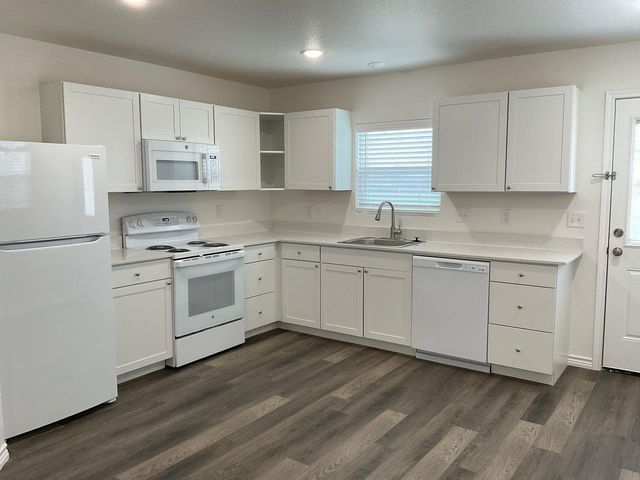 1220 Nora LN, Kingsland, TX 78639