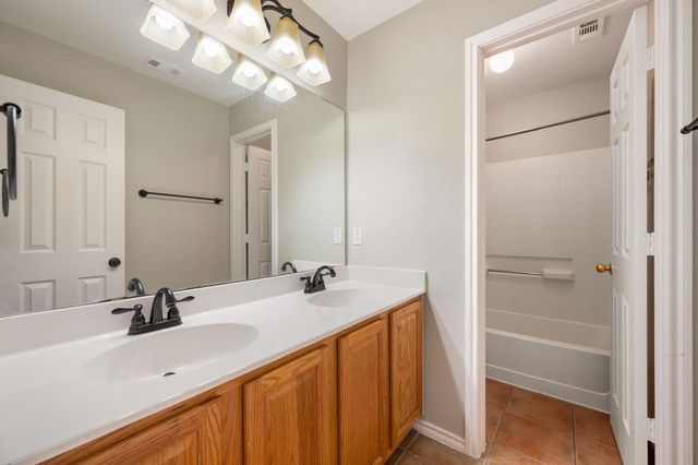 100 Tulip CV, Kyle, TX 78640