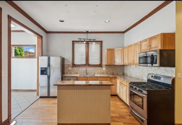 3035 N Leavitt Street 1, Chicago, IL 60618