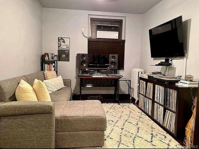 21-06 35th Street 1B, Astoria, NY 11105