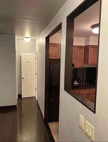 21-06 35th Street 1B, Astoria, NY 11105