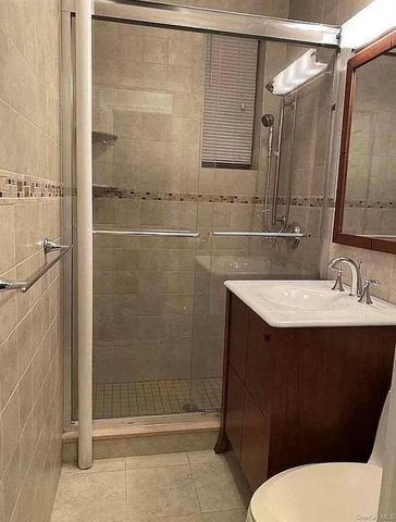 21-06 35th Street 1B, Astoria, NY 11105