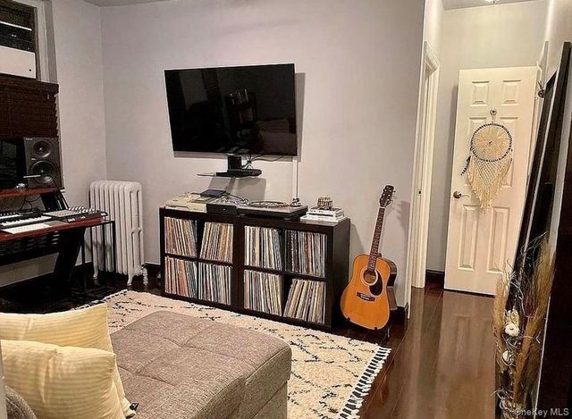 21-06 35th Street 1B, Astoria, NY 11105