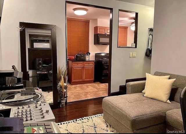 21-06 35th Street 1B, Astoria, NY 11105