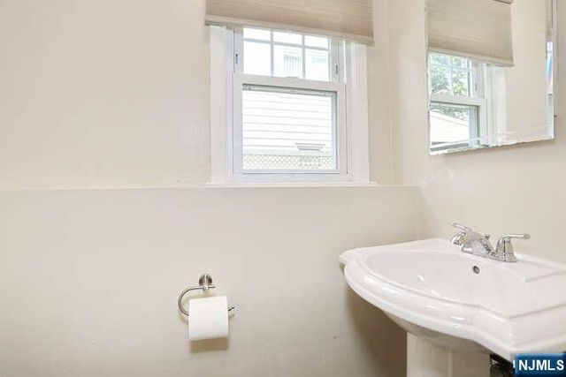 29 Leliarts, Elmwood Park, NJ 07407