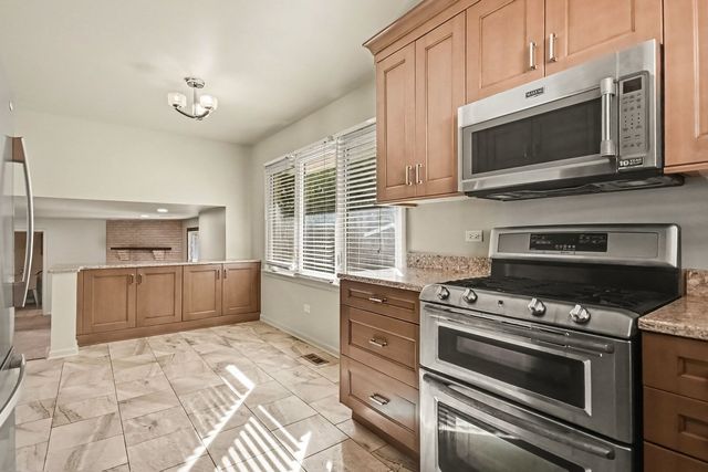 8533 W Sun Valley Drive, Palos Hills, IL 60465