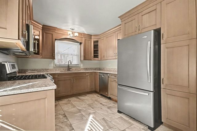 8533 W Sun Valley Drive, Palos Hills, IL 60465