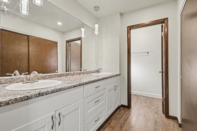 8533 W Sun Valley Drive, Palos Hills, IL 60465