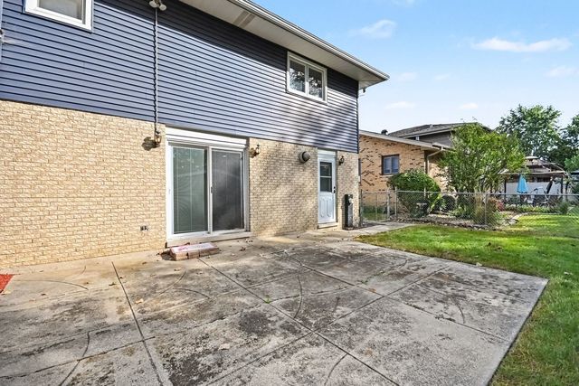 8533 W Sun Valley Drive, Palos Hills, IL 60465